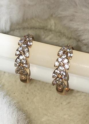 Серьги сережки серёжки маленькие кольца колечки круглые тонкие колоски с камнями стразами бриллиантами блестящие золотистые золотые под золото