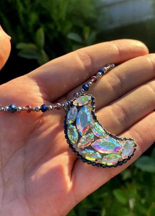 Полумесяц менуньев кулон вышит на коже хрусталь стразы