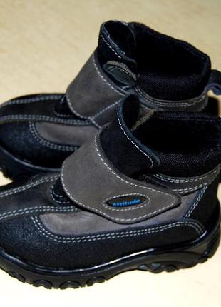 Attitude - отличные детские демисезонные ботинки на липучках, недорого