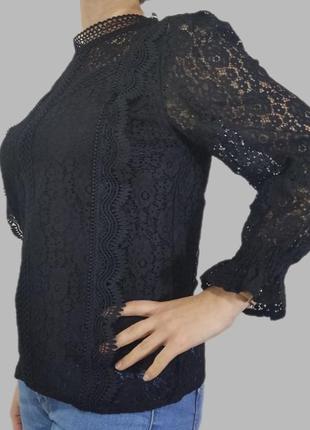 Мереживна чорна блуза.