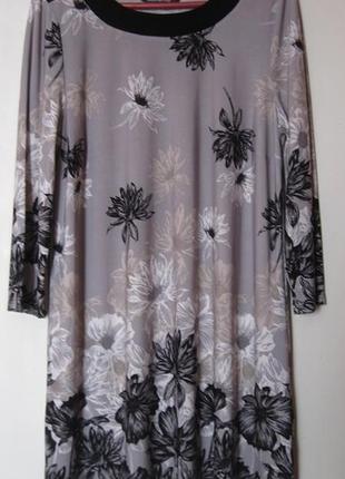 Красивое короткое платье стрейч в крупных цветах