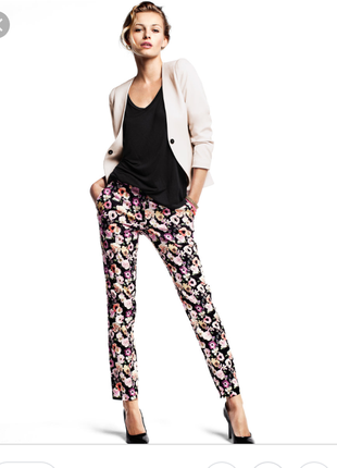 Супер стильные зауженные брюки с цветочным принтом1 фото