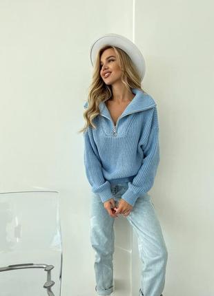 Блакитний стильний светр