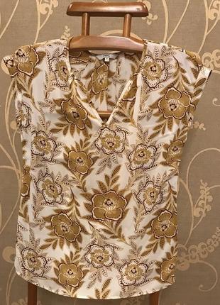 Очень красивая и и стильная брендовая блузка в цветах.