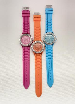 Распродажа! часы наручные кварцевые со стразами разные цвета