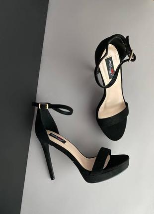 Босоніжки на високій шпильці