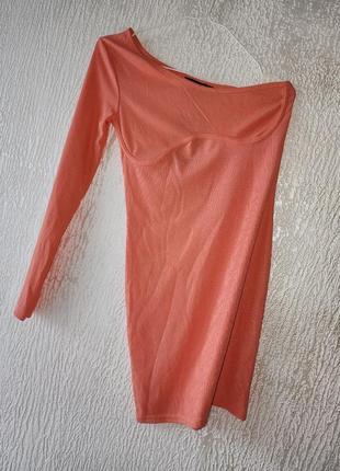 Плаття в рубчик з одним рукавом із відкритими плечима персикове міні обтягнення