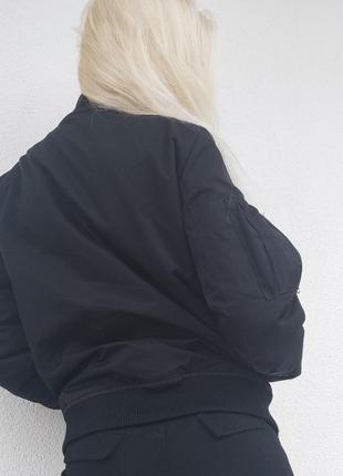 Черного цвета куртка от stay skandinavian esthetics.4 фото