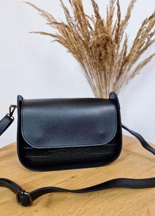 Чорна жіноча сумочка з еко-шкіри.
