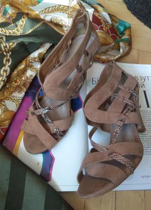 Босоніжки, туфлі з палітурками