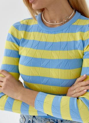 Приталений джемпер светр у блакитно-жовту смужку1 фото