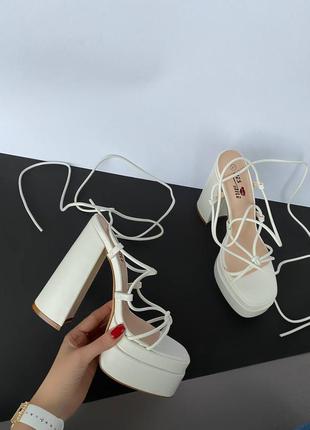 Босоножки женские на завязках на платформе каблуке белые3 фото