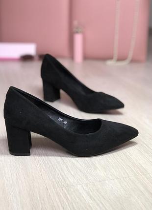 Туфлі класичні на зручних підборах