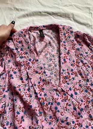 Розкішна блуза з комірцем глибоким вирізом об’ємними рукавами в квіти.2 фото