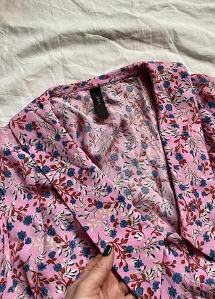 Розкішна блуза з комірцем глибоким вирізом об’ємними рукавами в квіти.3 фото