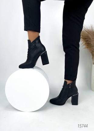 Натуральні шкіряні демісезонні ботильйони під пітон на байці з гострим носом 40р.