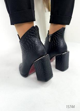 Натуральні шкіряні демісезонні ботильйони під пітон на байці з гострим носом 40р.