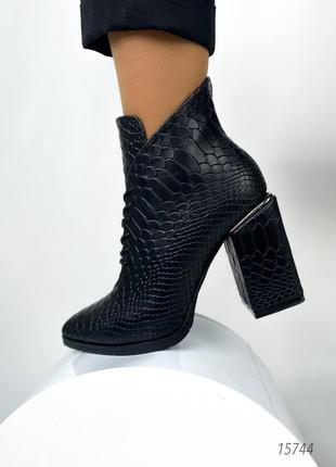 Натуральні шкіряні демісезонні ботильйони під пітон на байці з гострим носом 40р.