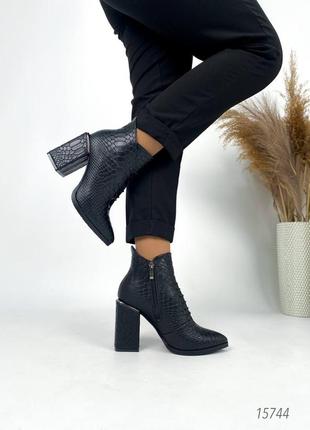 Натуральні шкіряні демісезонні ботильйони під пітон на байці з гострим носом 40р.