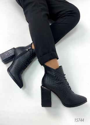 Натуральні шкіряні демісезонні ботильйони під пітон на байці з гострим носом 40р.