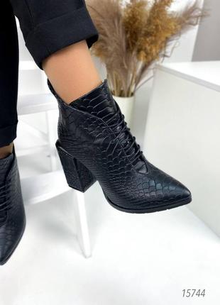 Натуральні шкіряні демісезонні ботильйони під пітон на байці з гострим носом 40р.