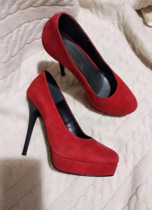 Замшевые красные туфли на высоком каблуке1 фото