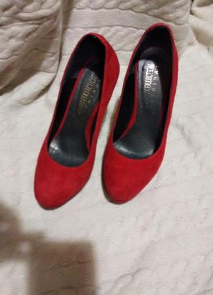 Замшевые красные туфли на высоком каблуке2 фото