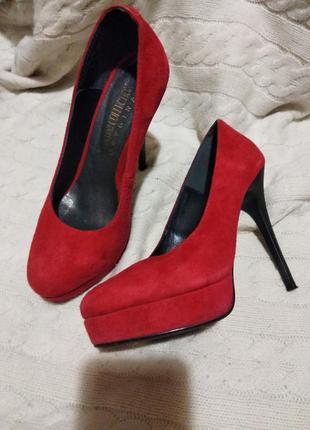 Замшевые красные туфли на высоком каблуке3 фото
