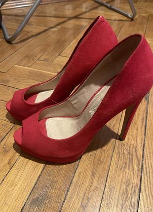 Красные туфли на каблуке2 фото