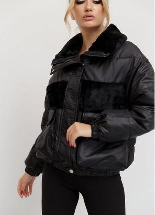 Стильна чорна жіноча куртка на весну демісезонна жіноча куртка оверсайз вільна свободна жіноча куртка з хутром