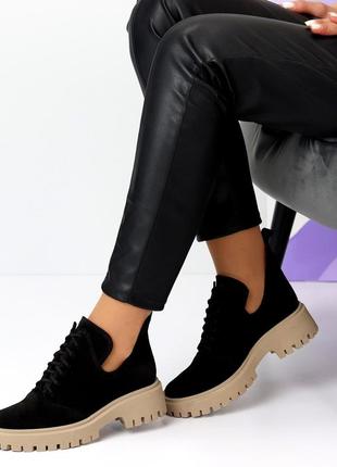 Натуральные замшевые черные ботинки - туфли на шнуровке на светло - бежевой подошве7 фото