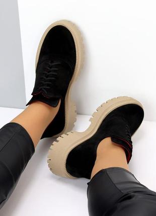 Натуральные замшевые черные ботинки - туфли на шнуровке на светло - бежевой подошве6 фото
