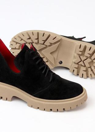 Натуральные замшевые черные ботинки - туфли на шнуровке на светло - бежевой подошве4 фото
