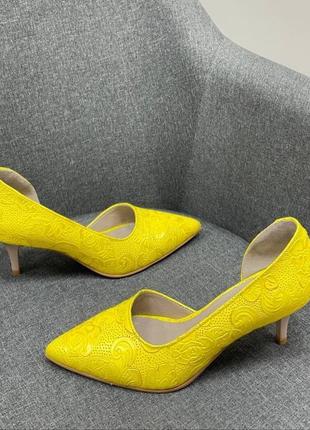 Жовті туфлі човники шкіра натуральна 3д квіти міні шпилька 35-41