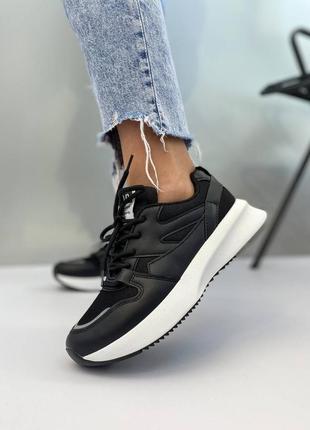 Чорні кросівки на білій підошві