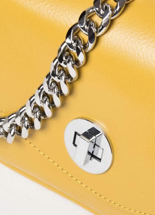 Женская стильная кожаная сумка-клатч кроссбоди / женская сумочка с цепочкой через плечо желтая3 фото