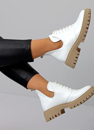 Дизайнерські білі жіночі шкіряні туфлі натуральна шкіра на бежевій підошві2 фото