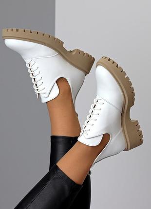 Дизайнерські білі жіночі шкіряні туфлі натуральна шкіра на бежевій підошві5 фото