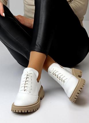 Дизайнерські білі жіночі шкіряні туфлі натуральна шкіра на бежевій підошві8 фото