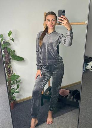 Модный велюровый спортивный костюм