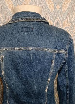 Стильная рваная джинсовая куртка6 фото