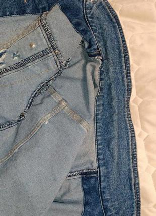 Стильная рваная джинсовая куртка8 фото