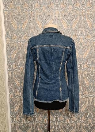 Стильная рваная джинсовая куртка5 фото