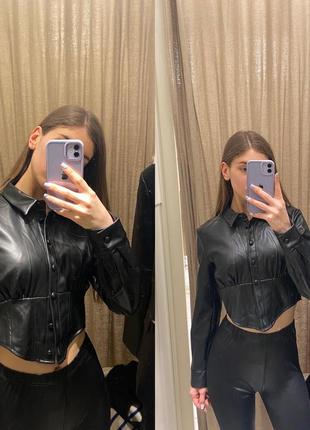 Шкіряна чорна укорочена сорочка stradivarius