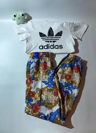 Спортивные штаны от бренда adidas