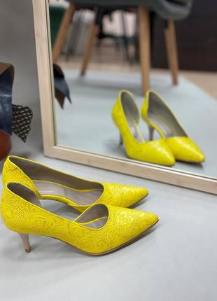 Жіночі туфлі лодочки з натуральної замші з фактурою візерунку в жовтому кольорі на шпильці 6 см4 фото