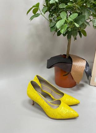 Жіночі туфлі лодочки з натуральної замші з фактурою візерунку в жовтому кольорі на шпильці 6 см7 фото