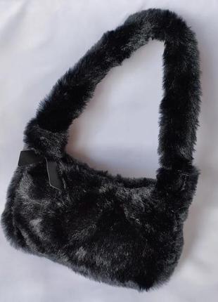 Чорна пухнаста сумочка багет1 фото