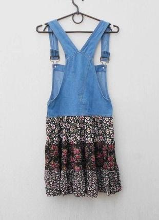 Летнее джинсовое платье комбинезон с цветочным орнаментом2 фото