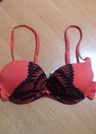 Красивый яркий бюстгальтер.